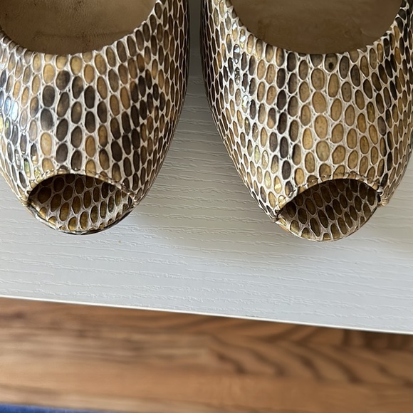 Stuart Weitzman Plainfield Pump - worn twice - Picture 10 of 11